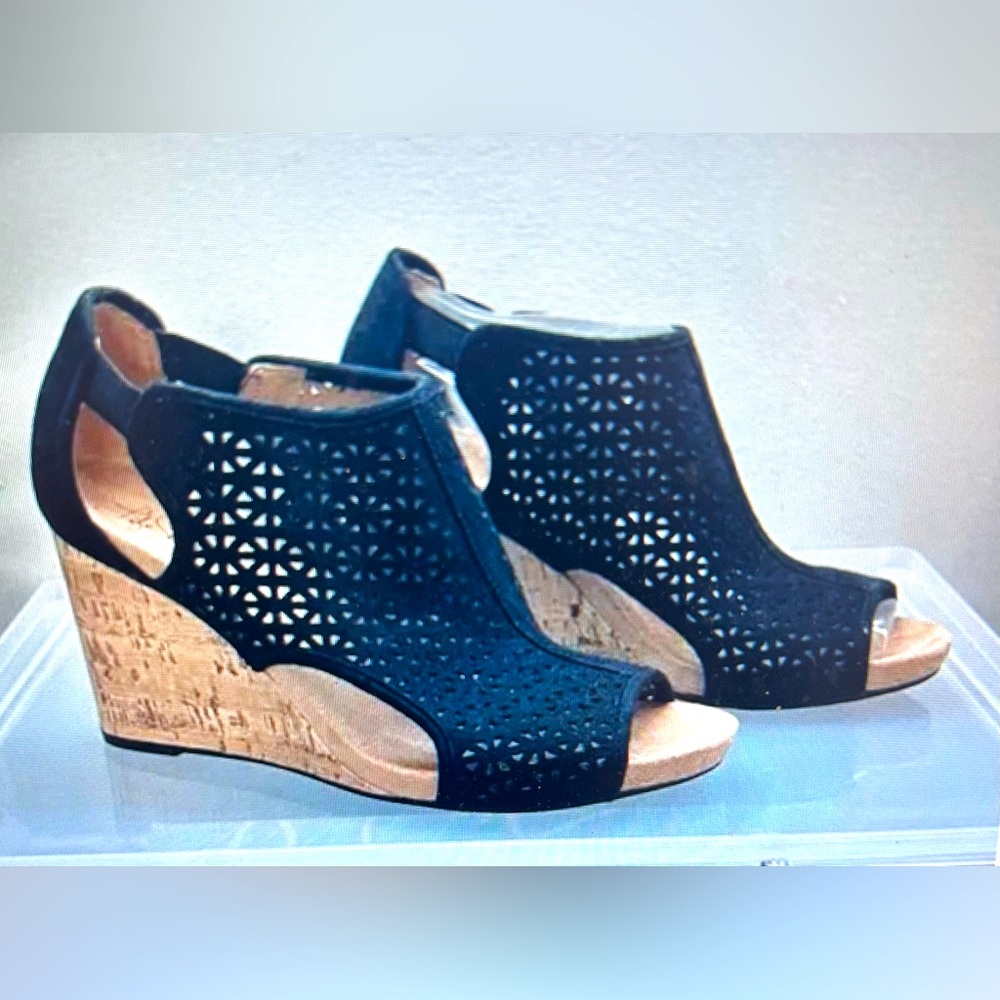 LIFE STRIDE SOFT SYSTEM WEDGE BLACK LASER CUT SLIP IN SANDALS SIZE 9.5m
